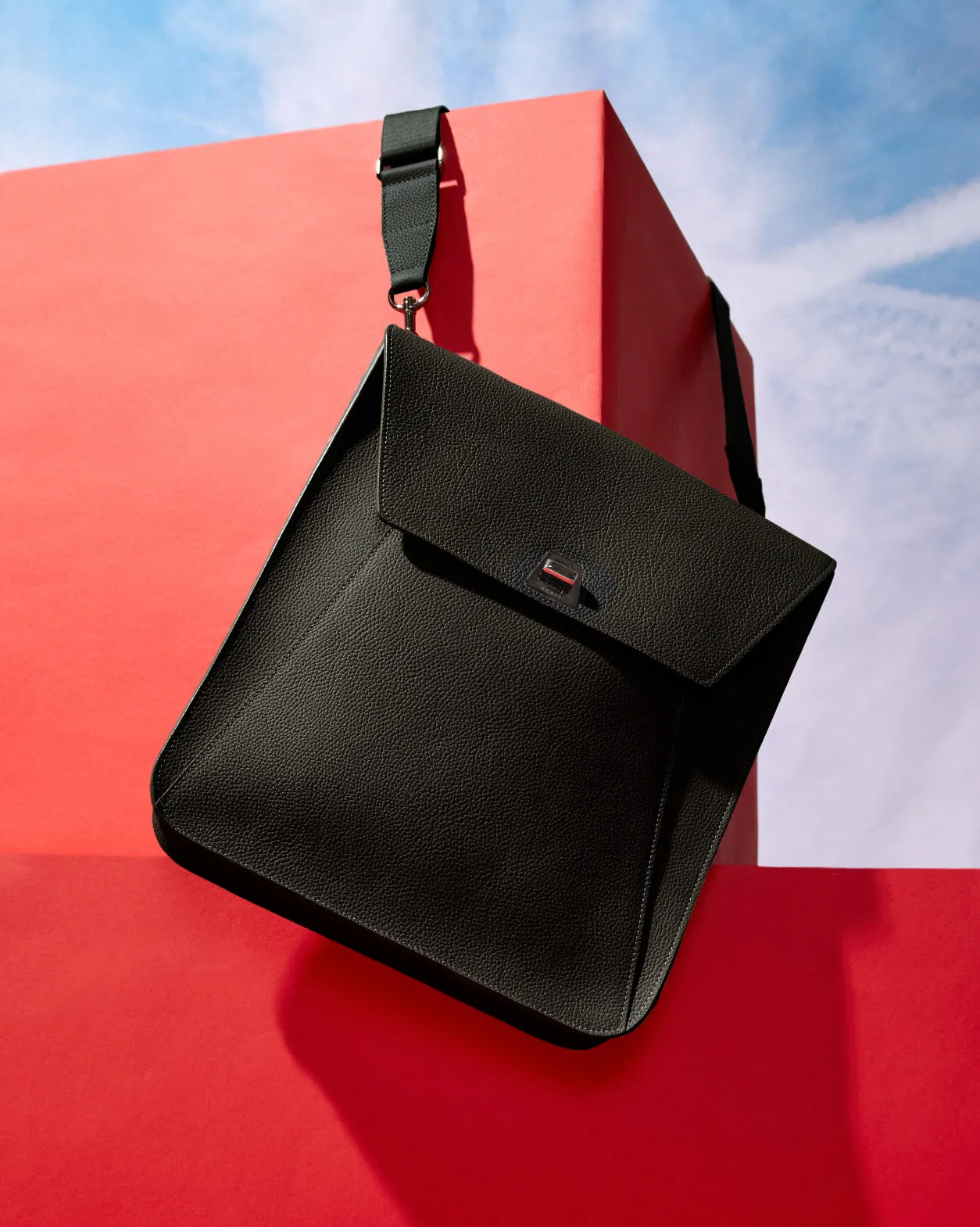 Medium Anouk Messenger in Cervocalf Leather