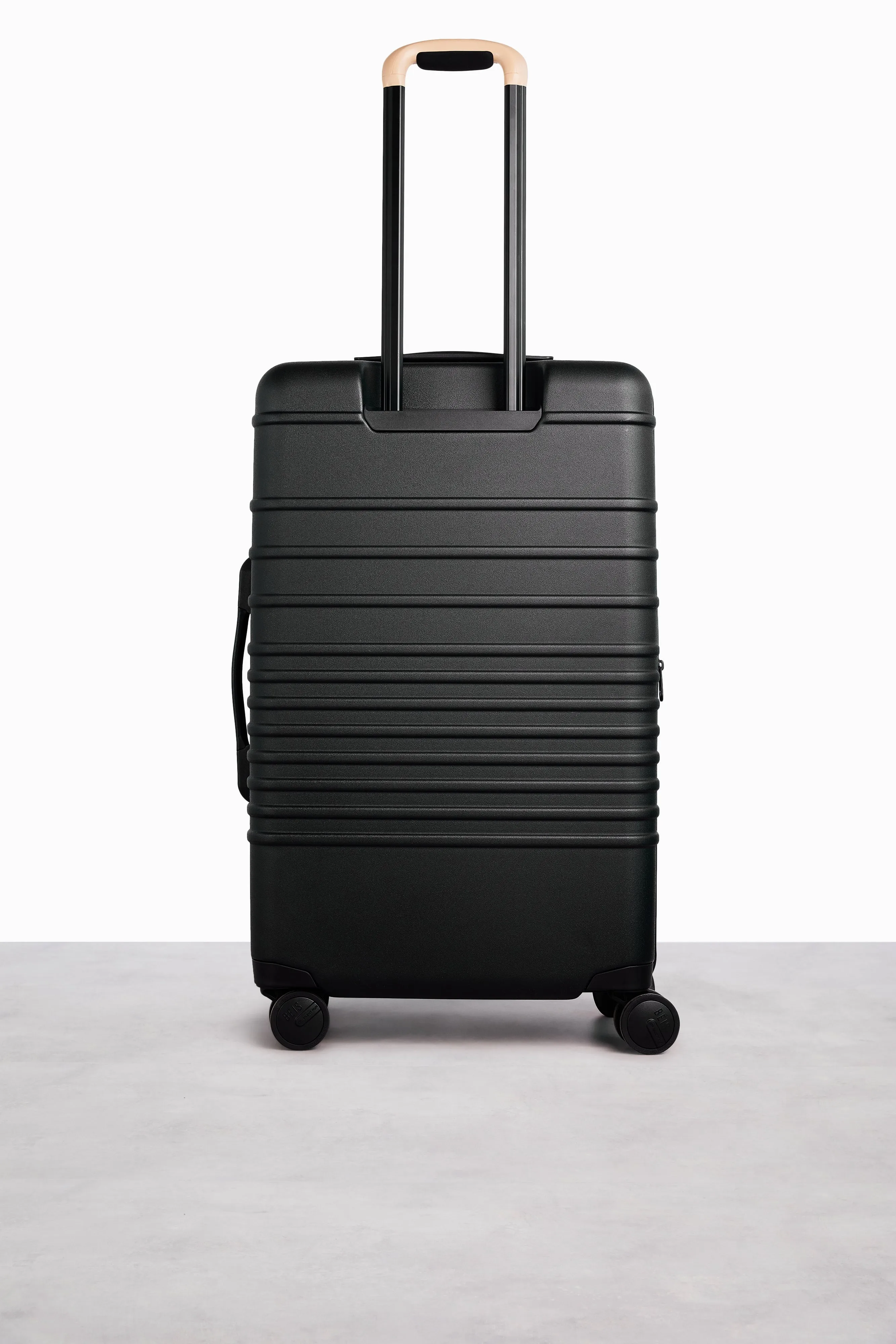 The Medium Check-In Roller in Black